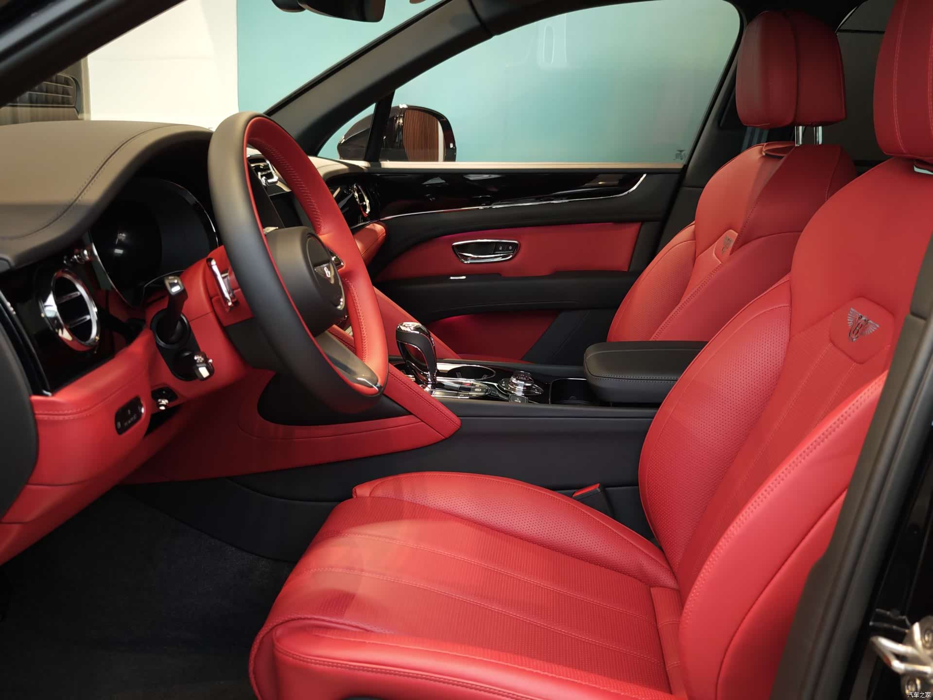 Bentley Bentayga, 2024 14