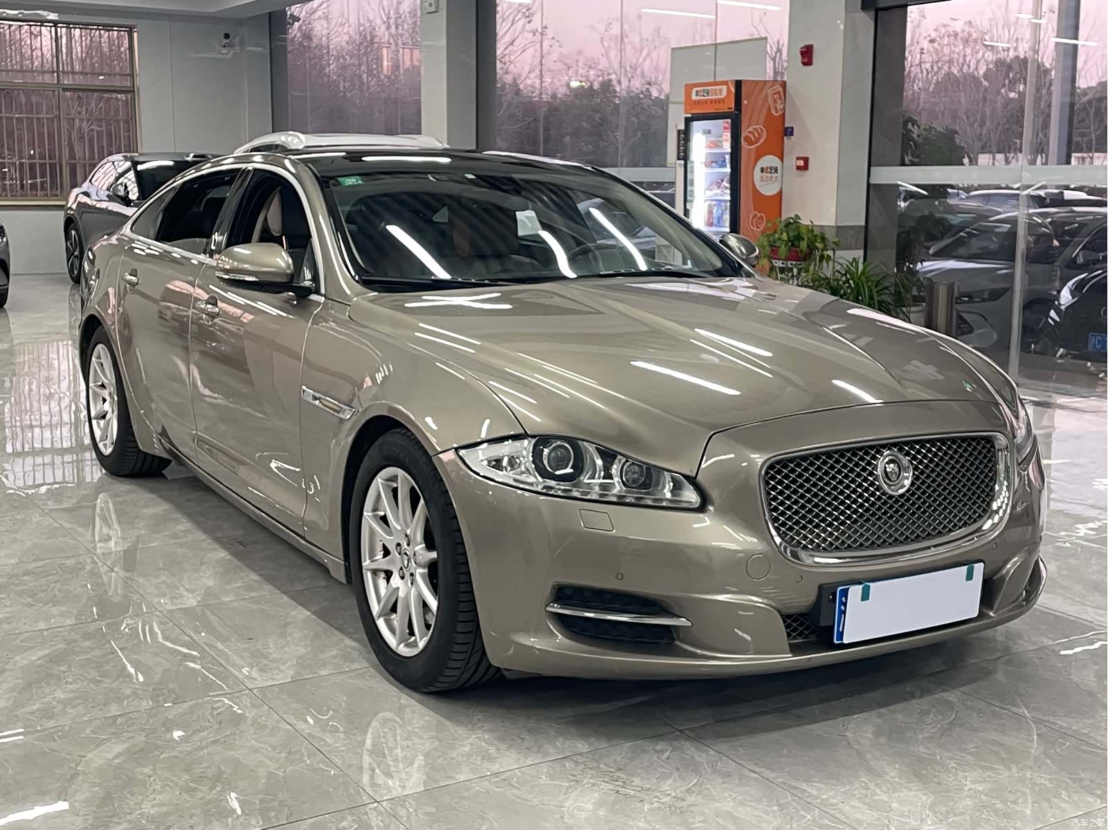 Jaguar XJ, 2012 3
