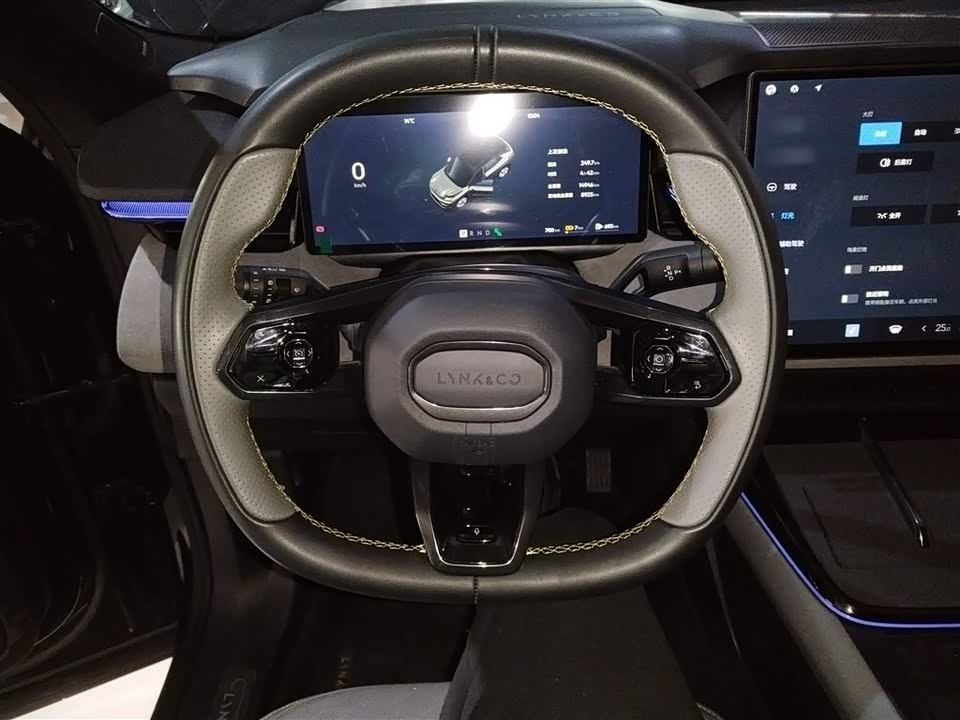 Lynk & Co 08 EM-P