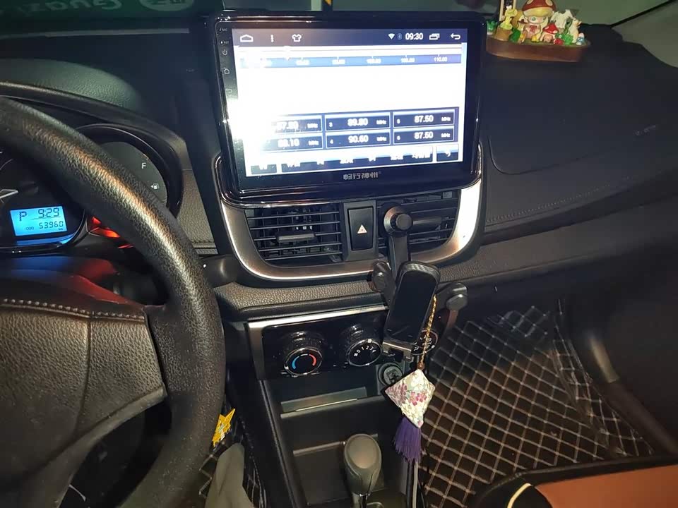 Toyota YARiS L to enjoy