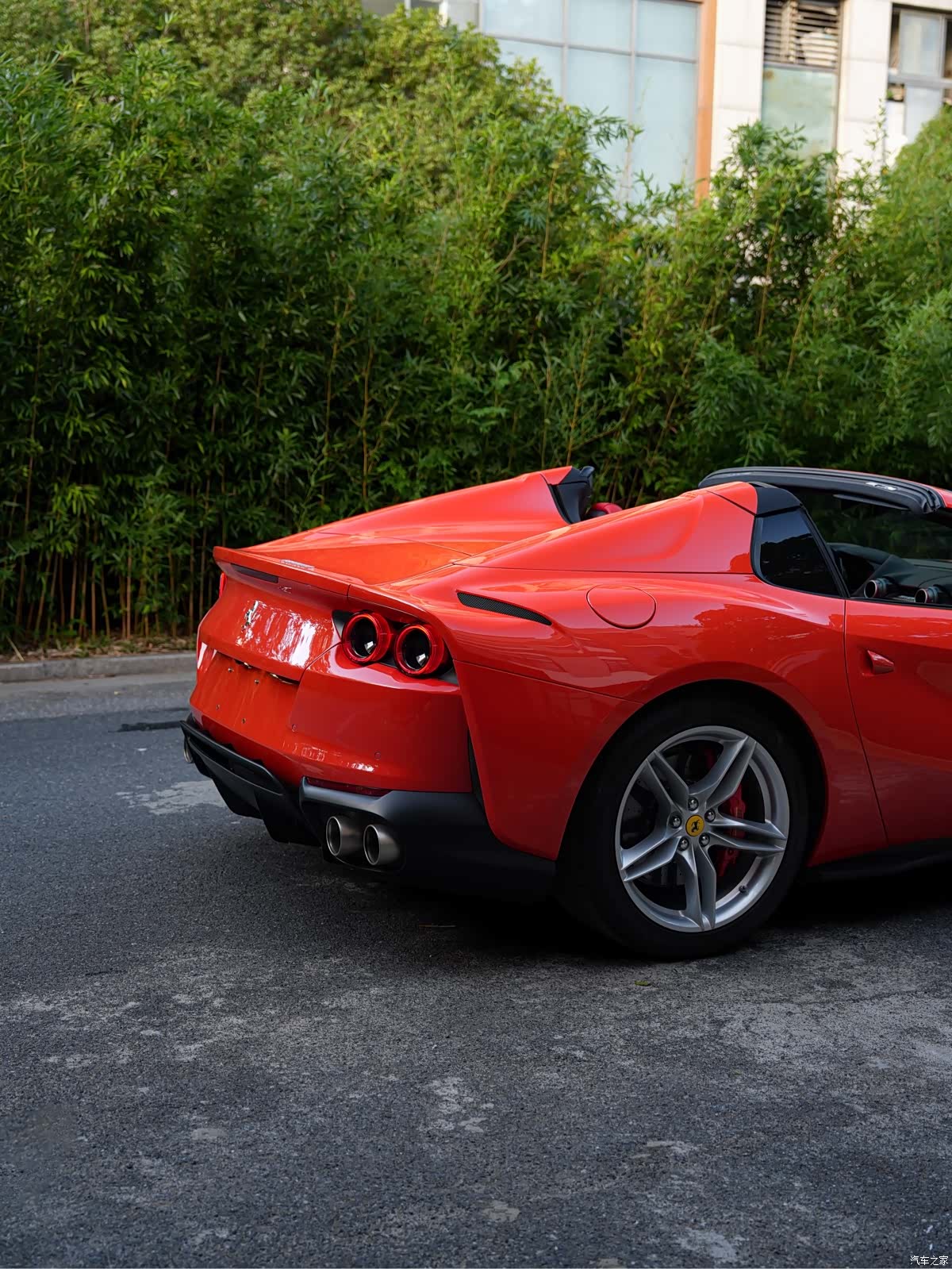 Ferrari 812, 2021 6