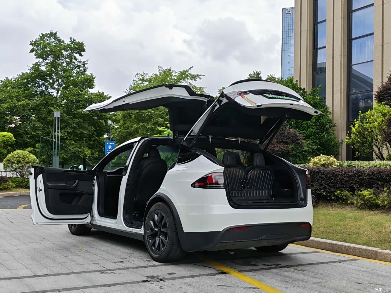Tesla Model X, 2023 6