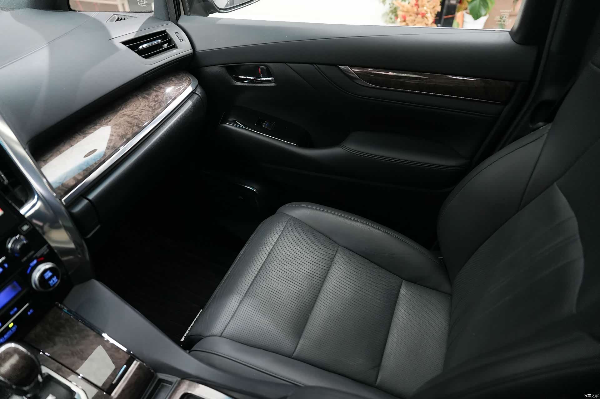Toyota Alphard, 2022 10