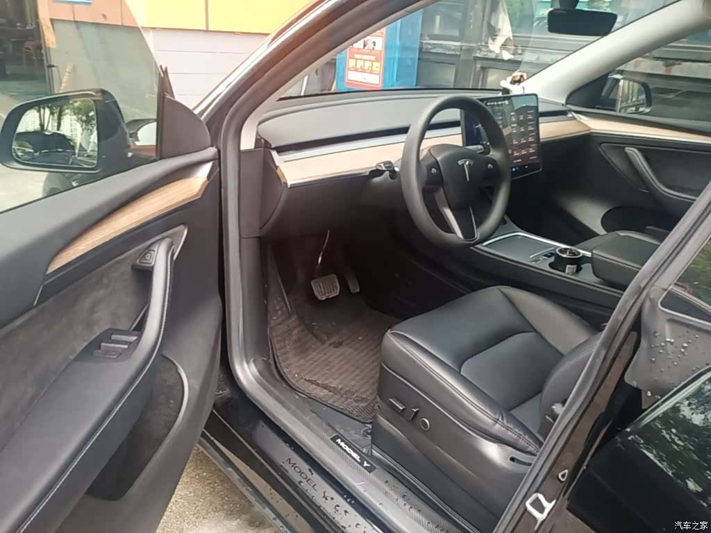 Tesla Model Y, 2023 16