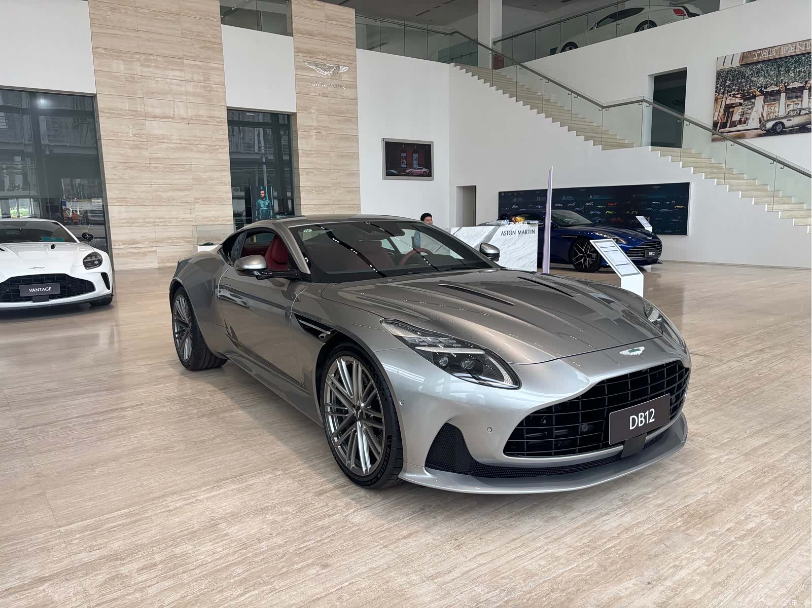 Aston Martin DB12, 1900 2