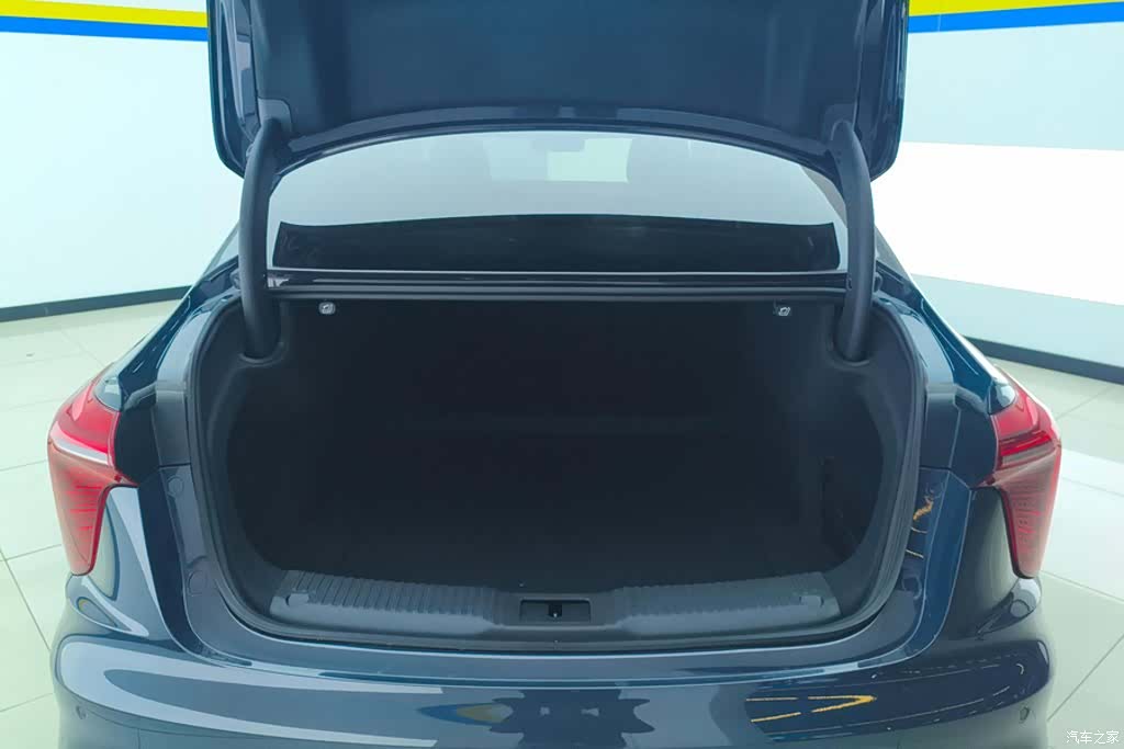 Hongqi H5, 2024 4