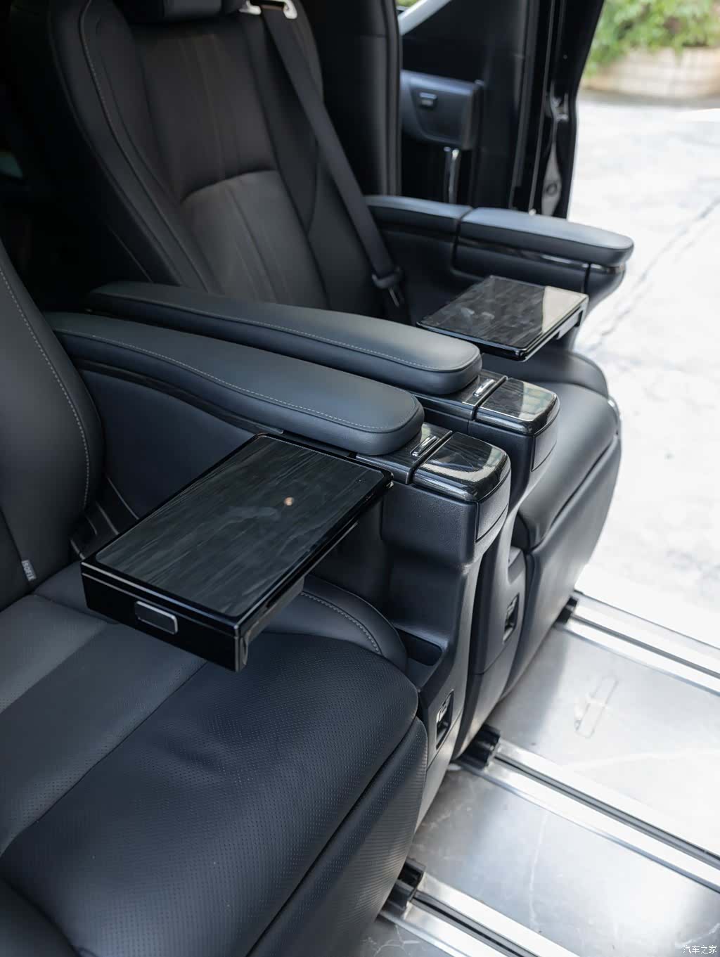 Lexus LM, 2023 23