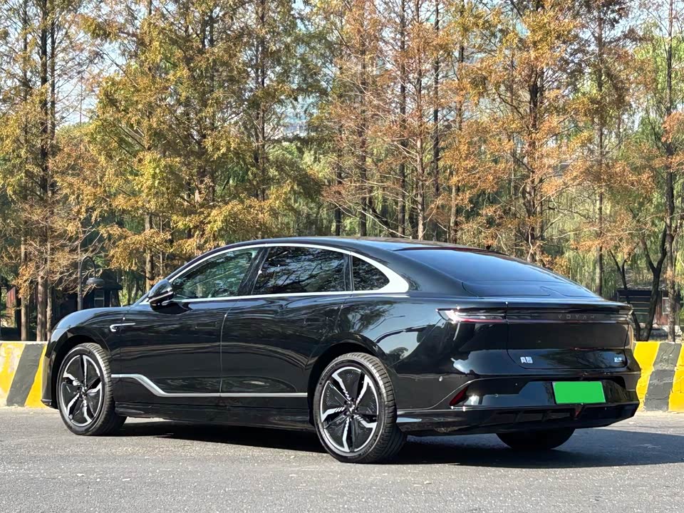 VOYAH Lantu chasing light