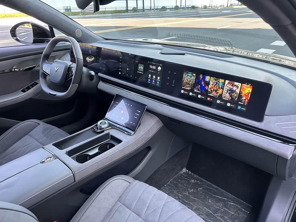 VOYAH Lantu chasing light