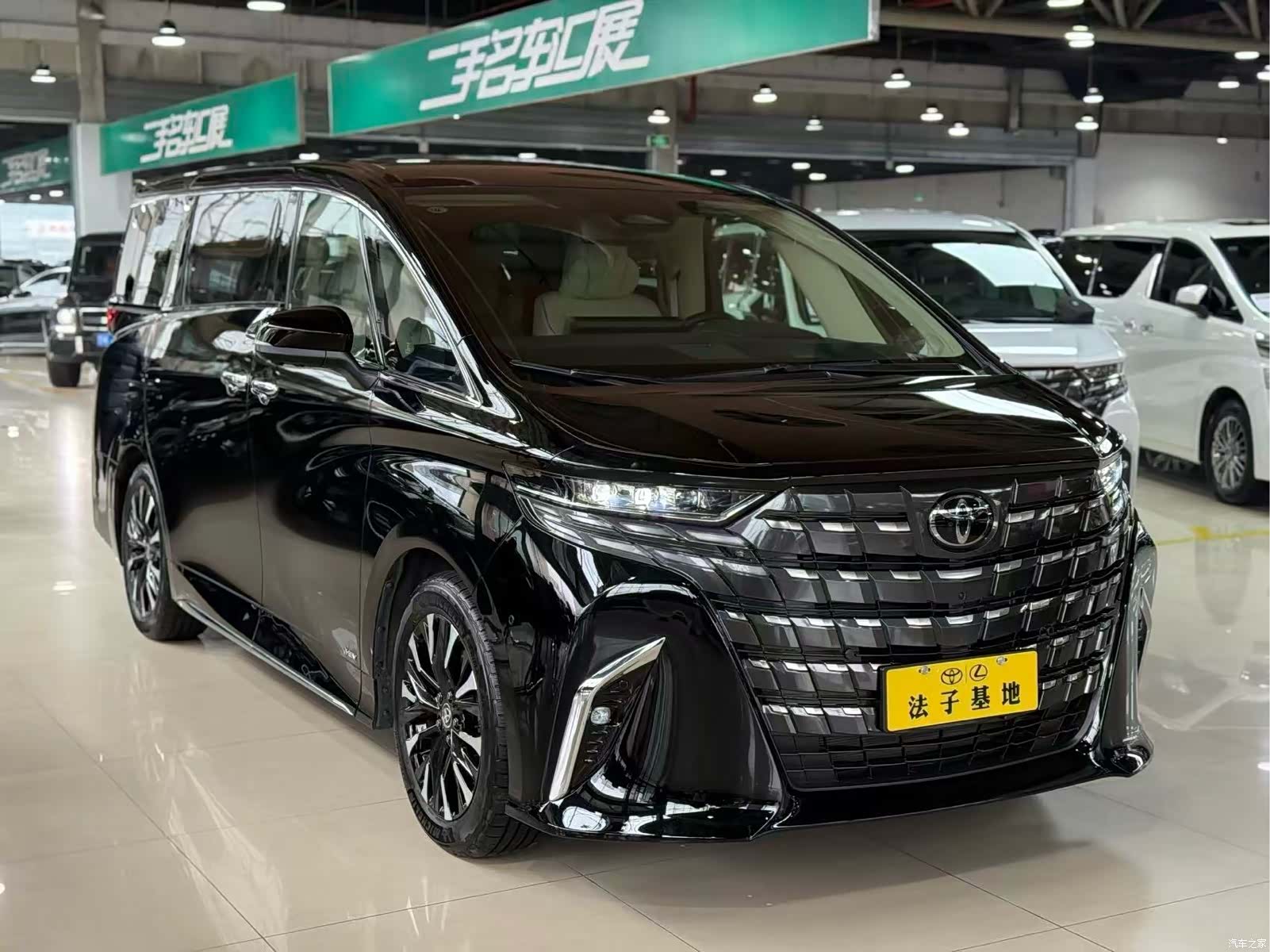 Toyota Alphard, 2024 3