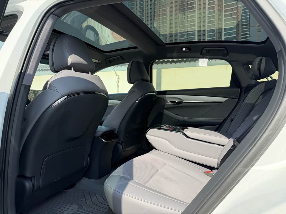 VOYAH Lantu chasing light