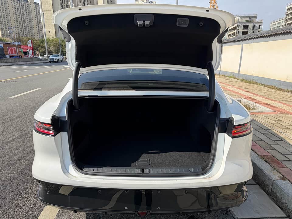 VOYAH Lantu chasing light