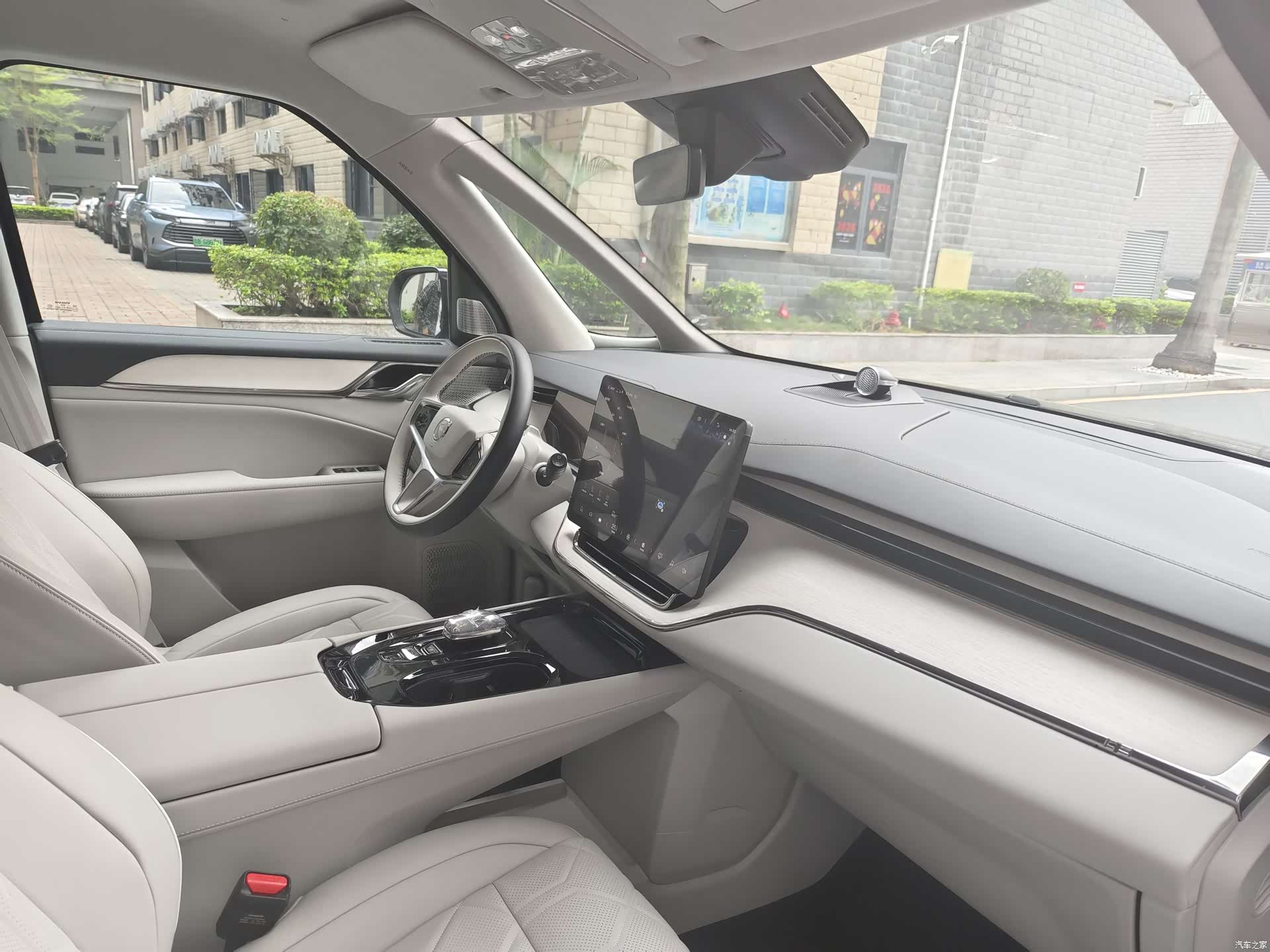Volvo EM90, 2024 все фото