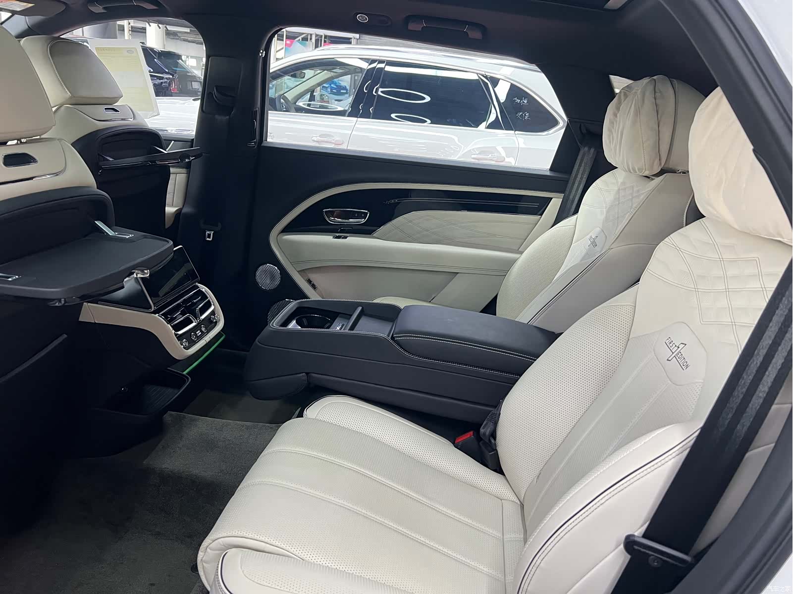 Bentley Bentayga, 2024 14