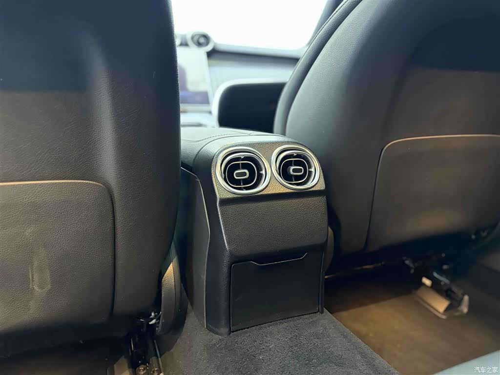 Mercedes-Benz C-Class, 2024 27