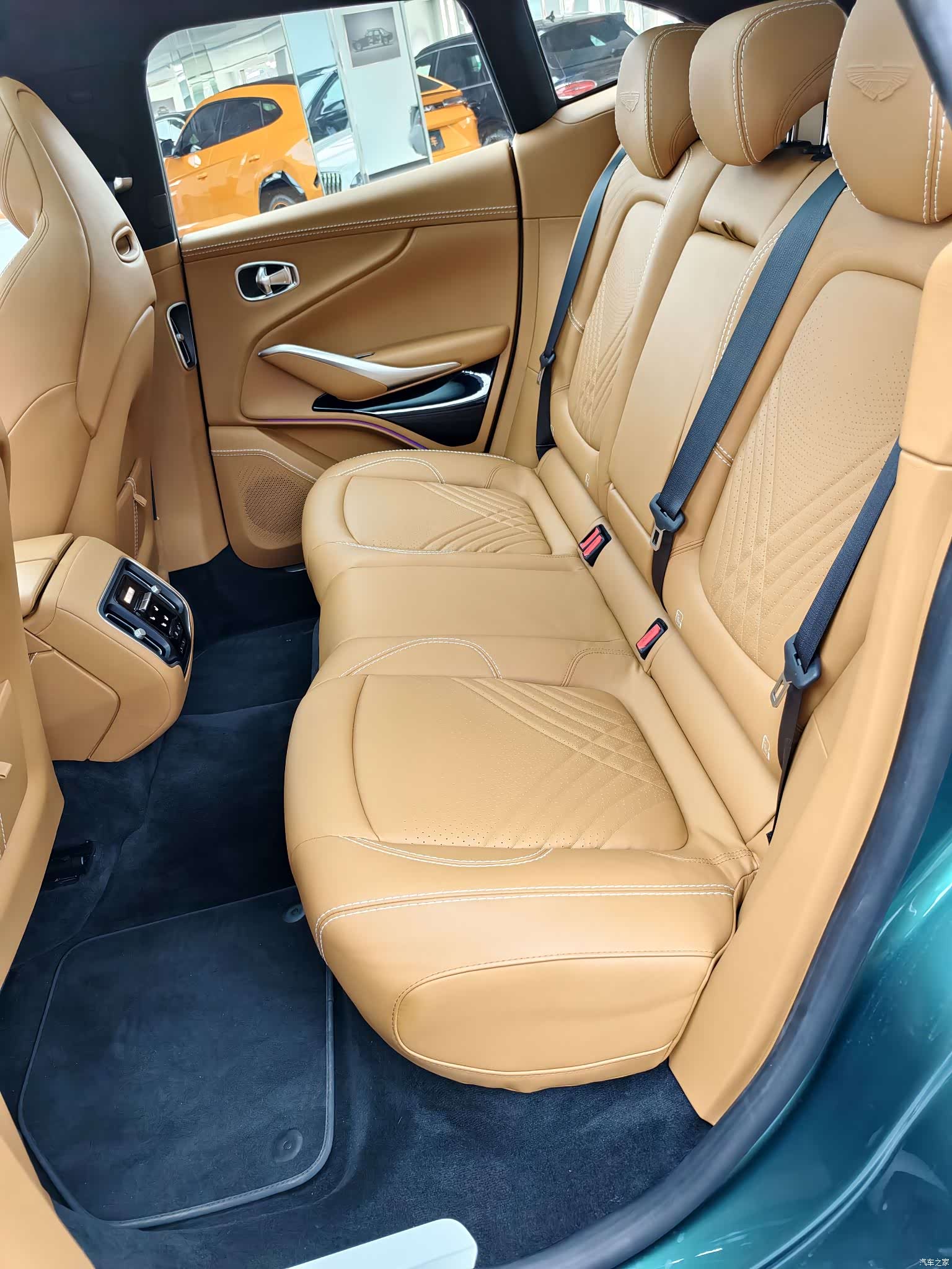 Aston Martin DBX, 1900 6