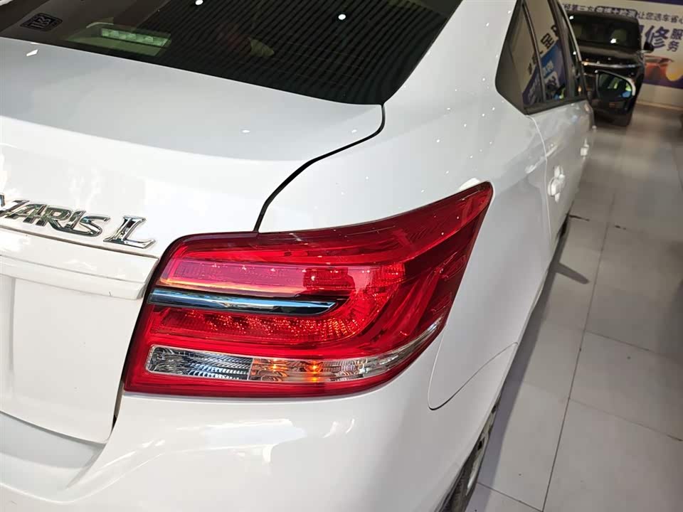 Toyota YARiS L to enjoy