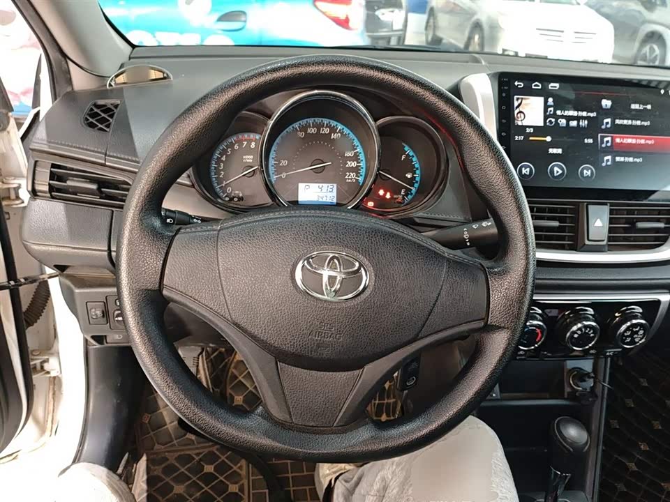 Toyota YARiS L to enjoy