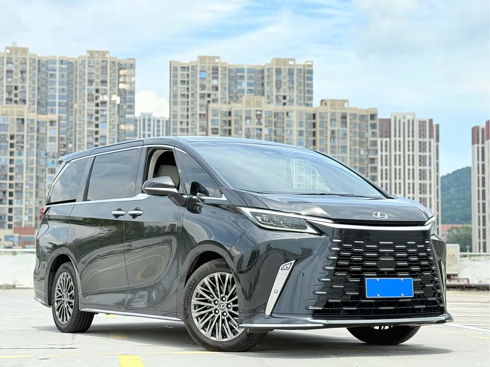 Lexus LM, 2024 3