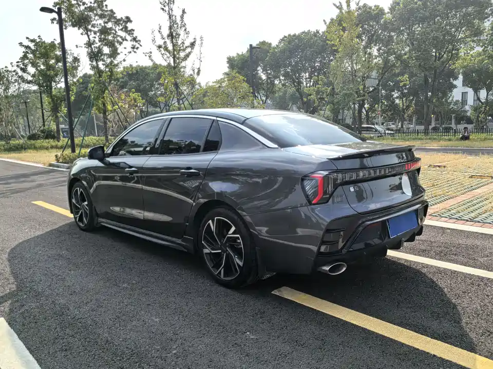 Lynk & Co 03