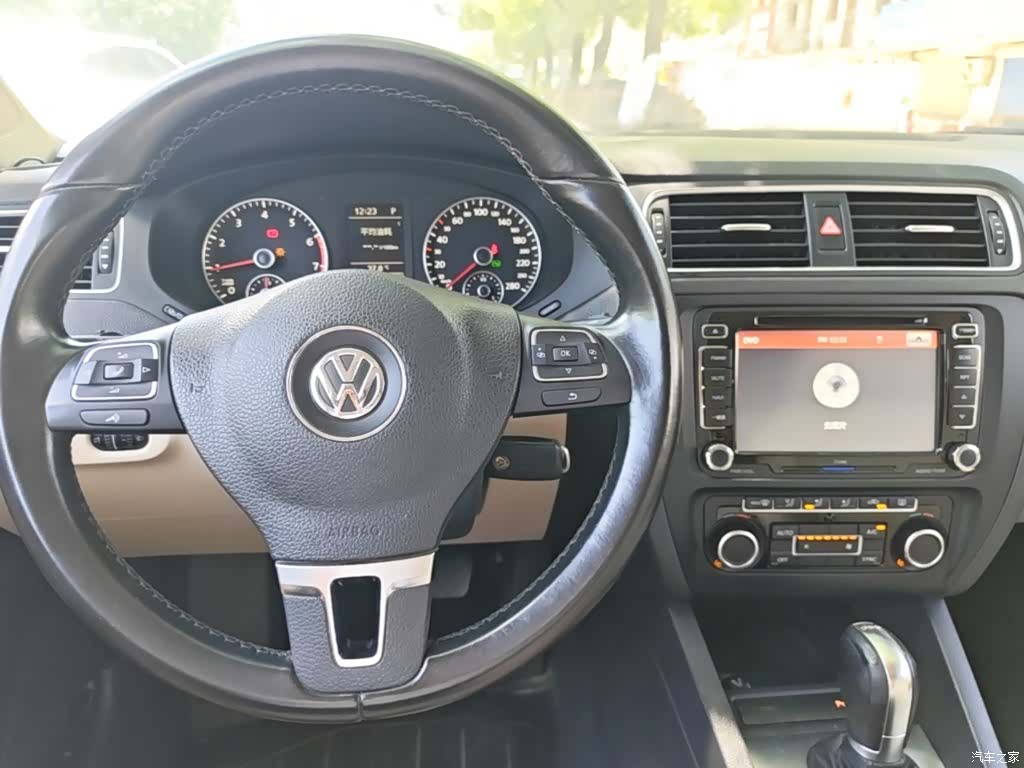 Volkswagen Sagitar, 2015 10