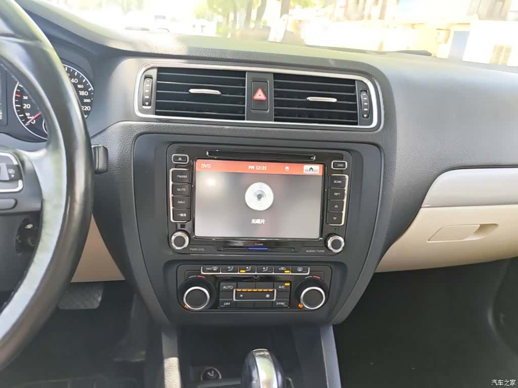 Volkswagen Sagitar, 2015 13