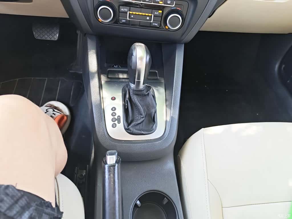 Volkswagen Sagitar, 2015 14
