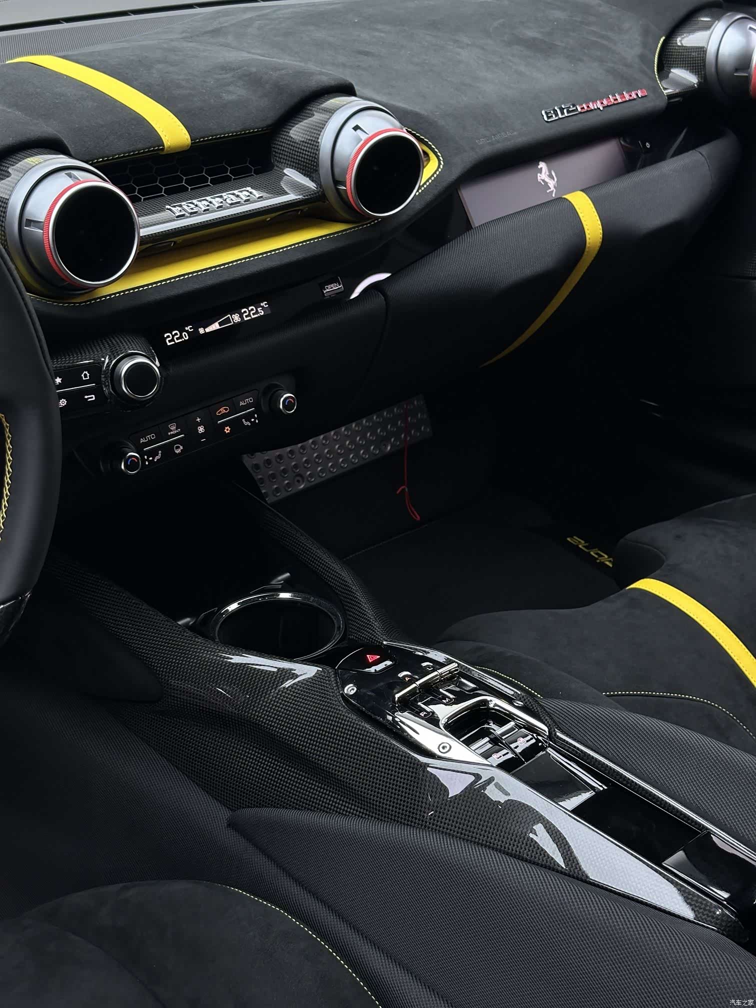 Ferrari 812, 2023 32