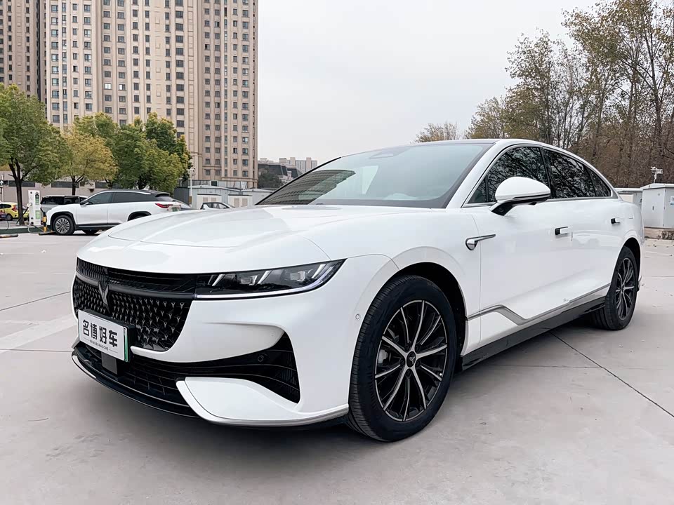 VOYAH Lantu chasing light