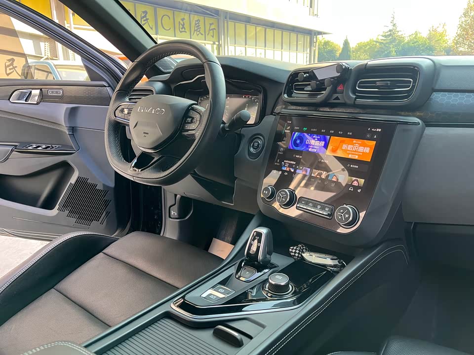 Lynk & Co 03