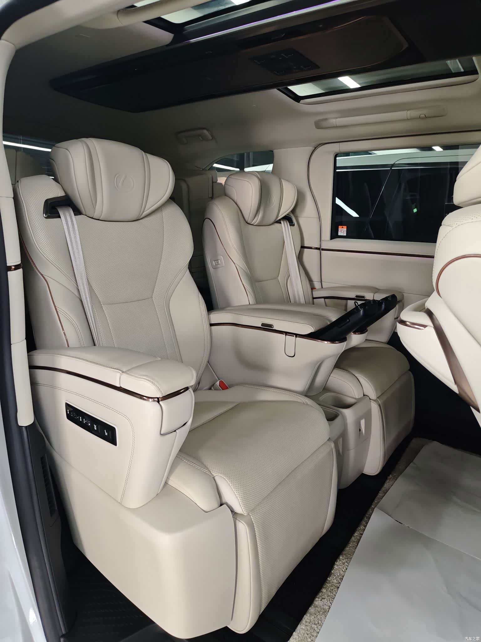 Lexus LM, 2024 12
