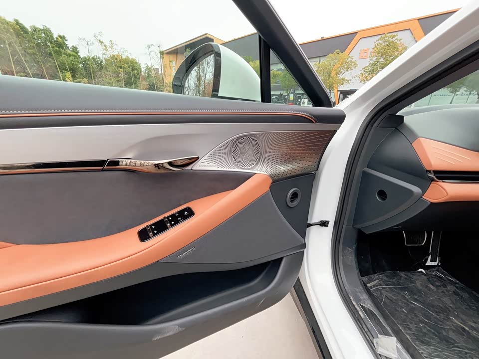 VOYAH Lantu chasing light