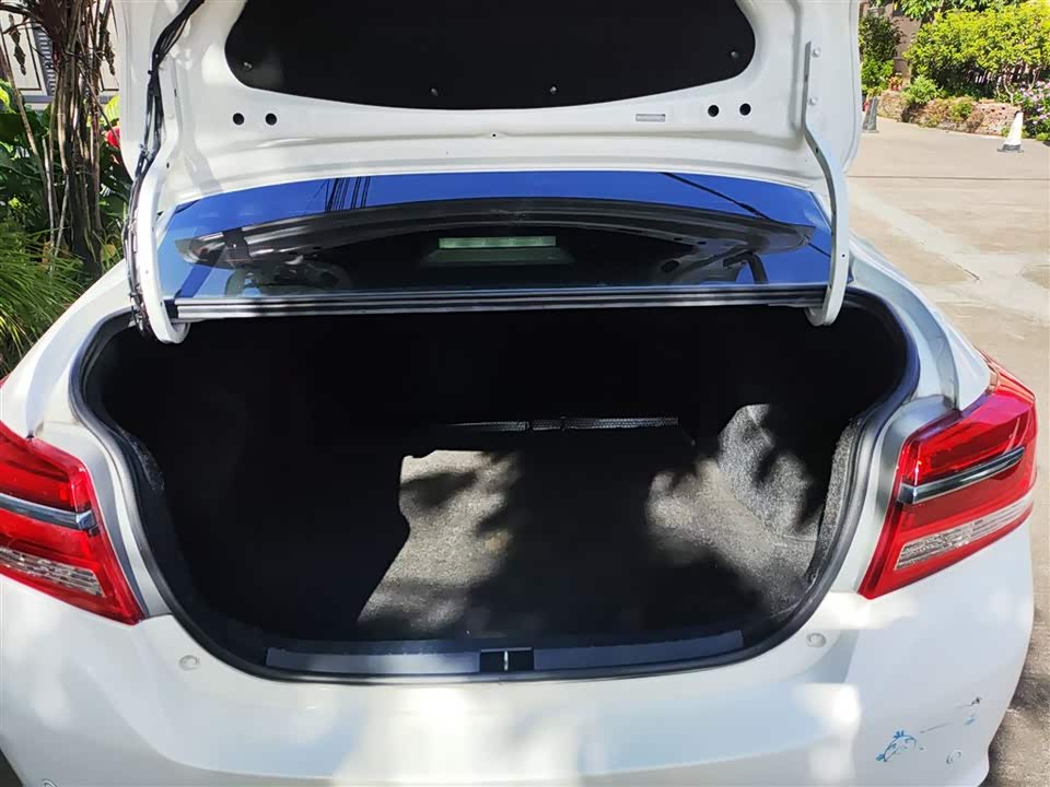 Toyota YARiS L to enjoy