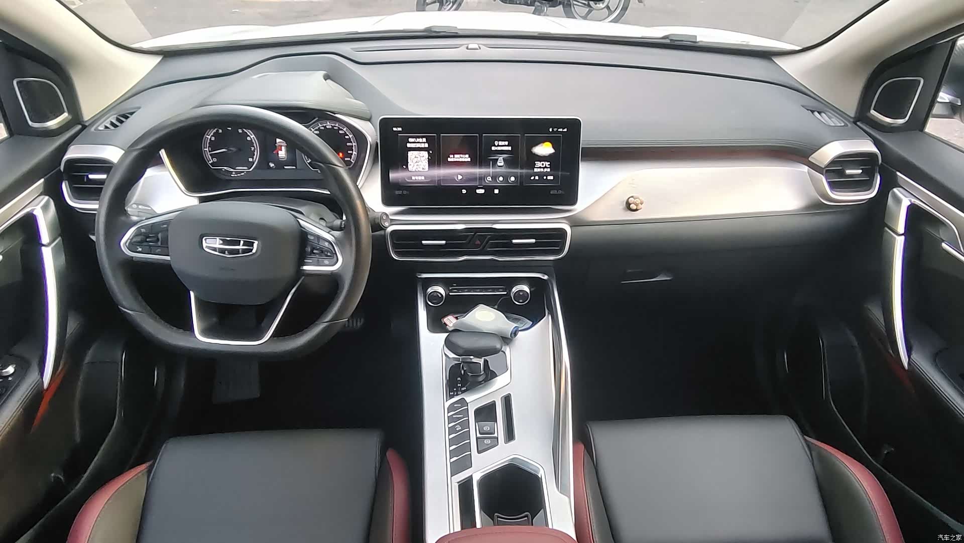 Geely Coolray, 2022 13