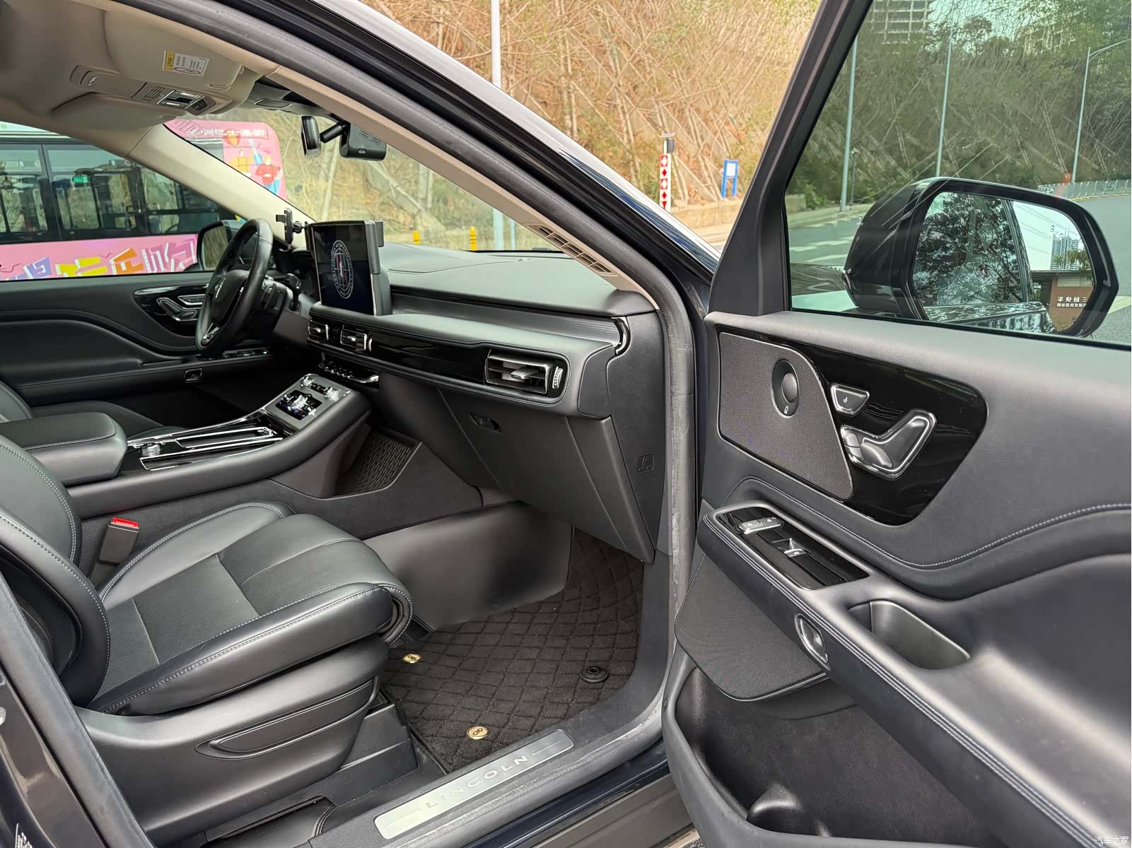 Lincoln Aviator, 2023 10