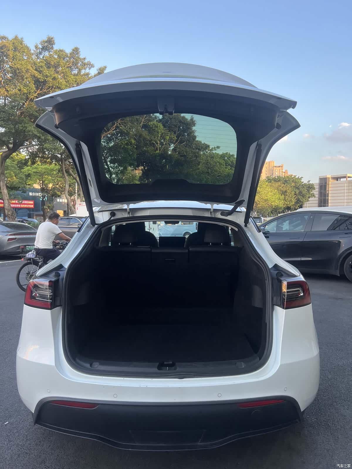 Tesla Model Y, 2023 17