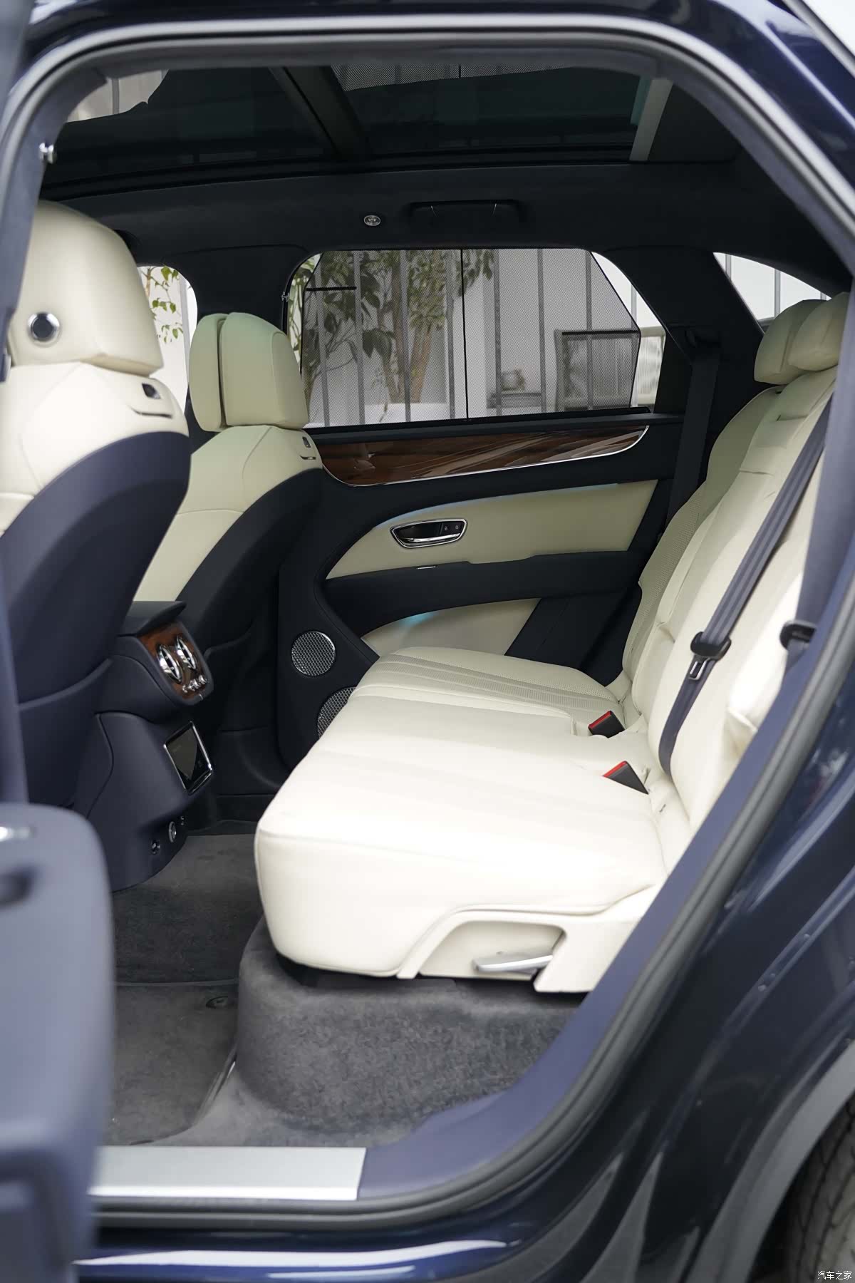 Bentley Bentayga, 2024 15