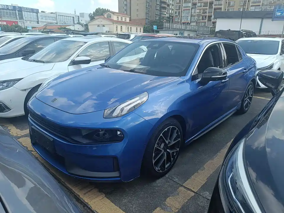 Lynk & Co 03
