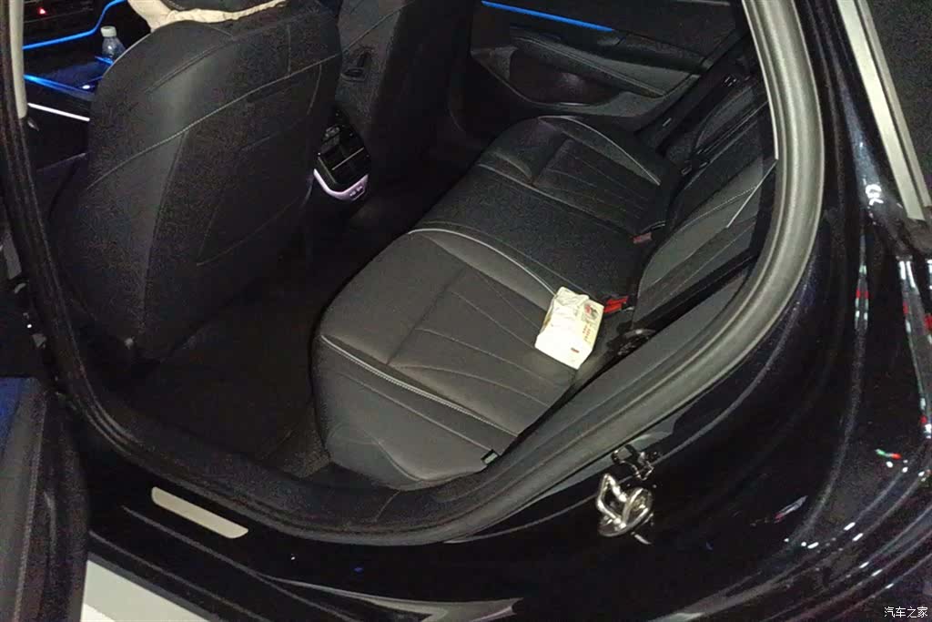 Volkswagen Passat, 2025 11