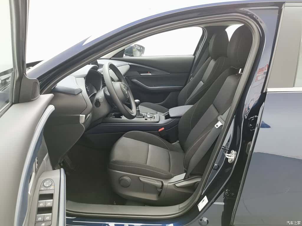 Mazda CX-30, 2025 10