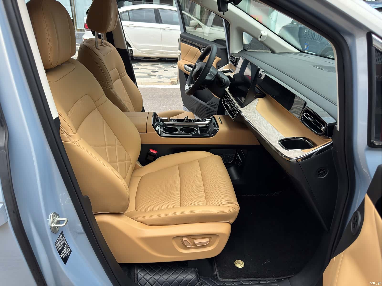 Trumpchi E8, 2024 11