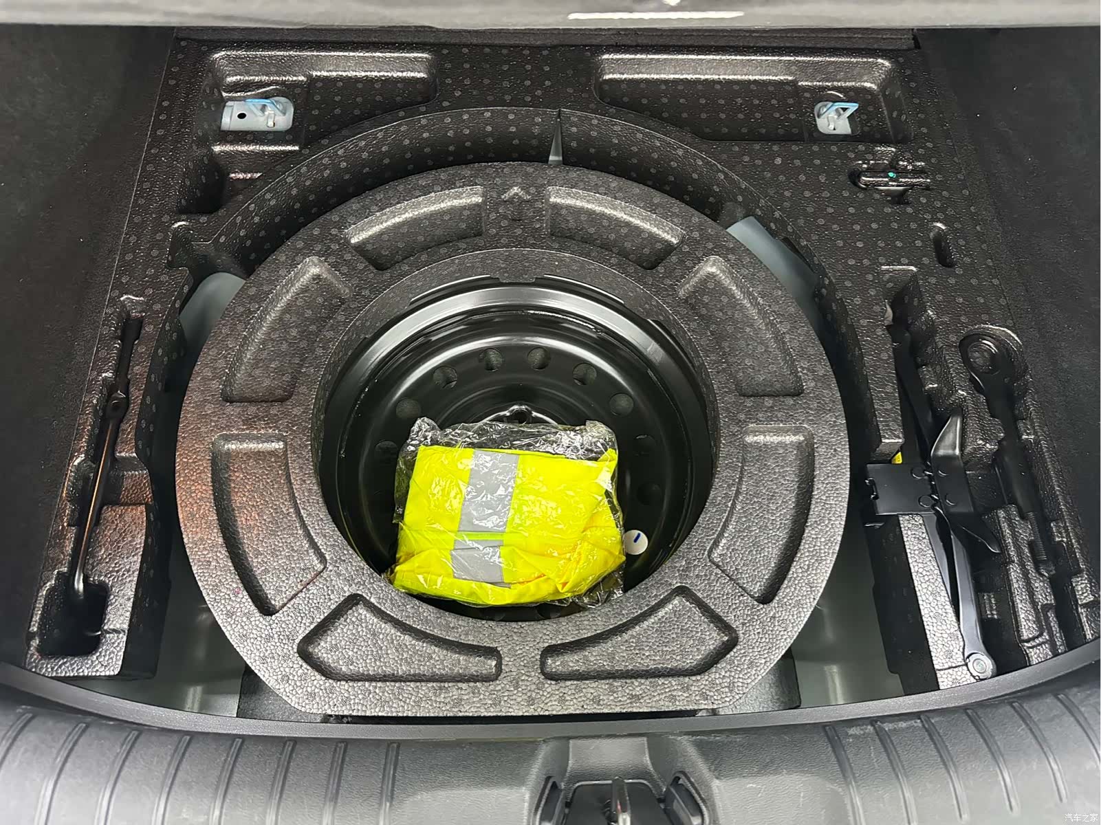 Geely Emgrand, 2022 14