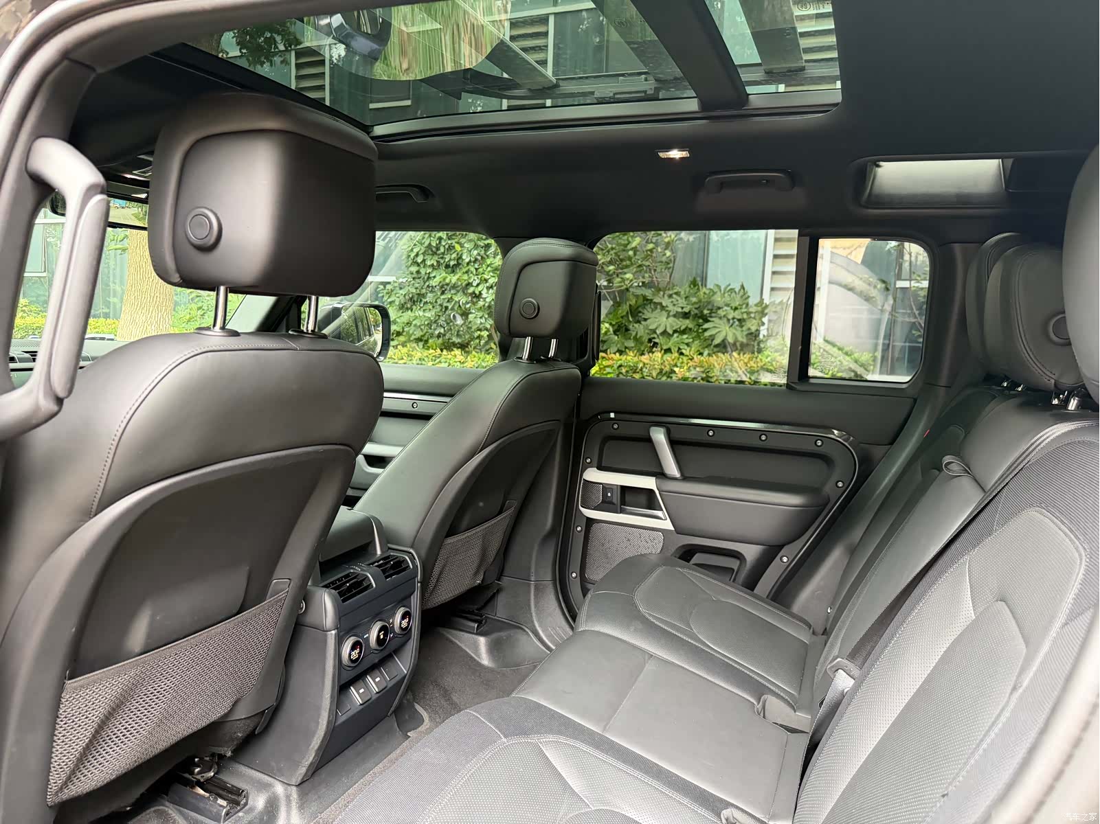 Land Rover Defender, 2023 9