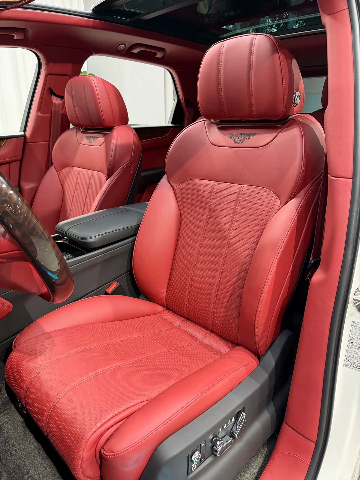 Bentley Bentayga, 2020 9