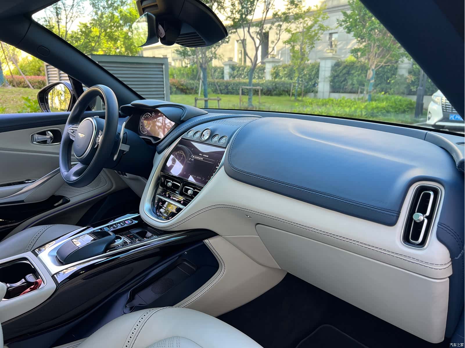 Aston Martin DBX, 2024 11