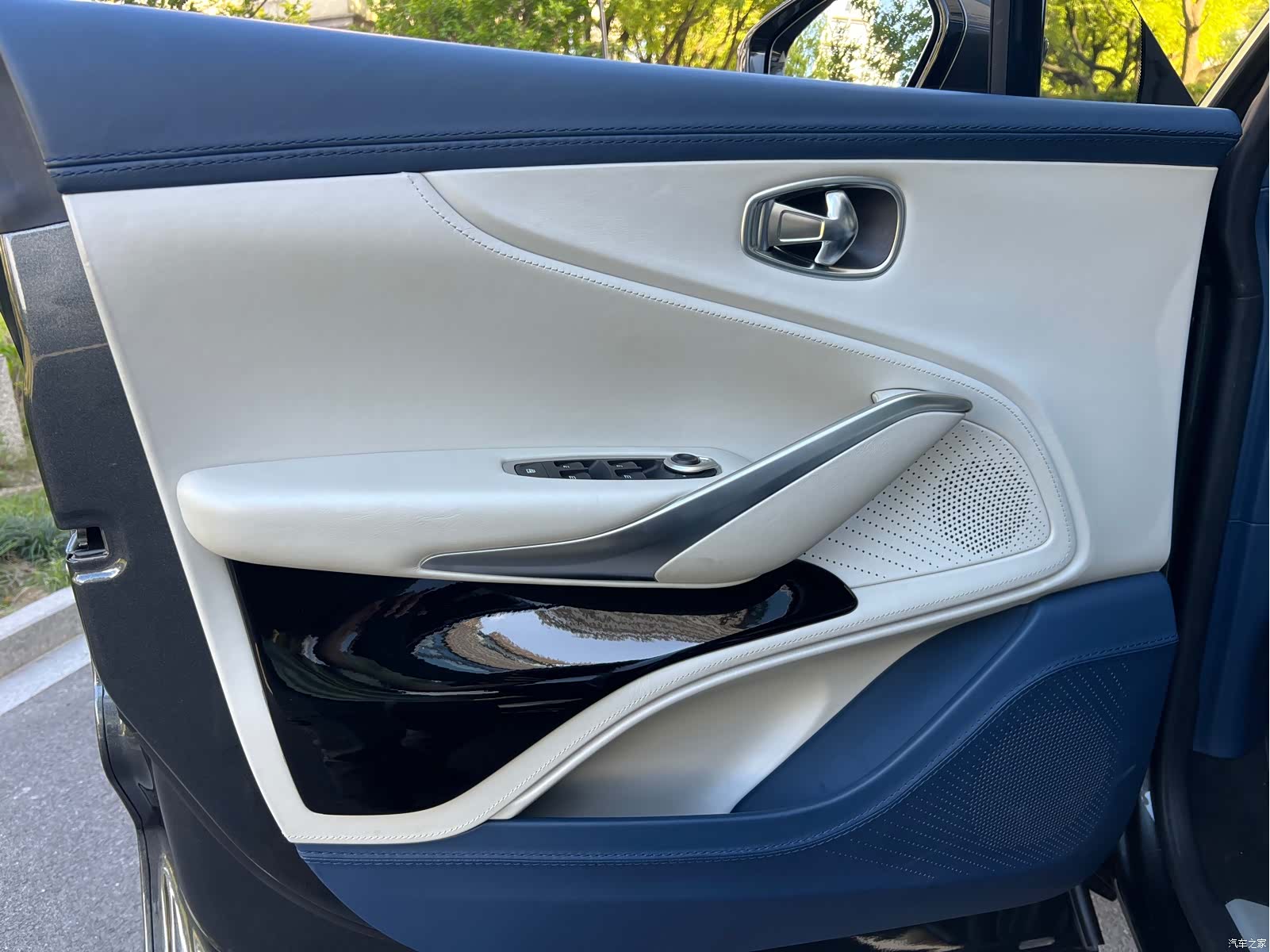 Aston Martin DBX, 2024 22