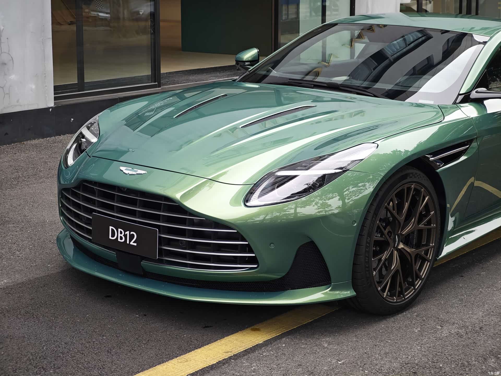 Aston Martin DB12