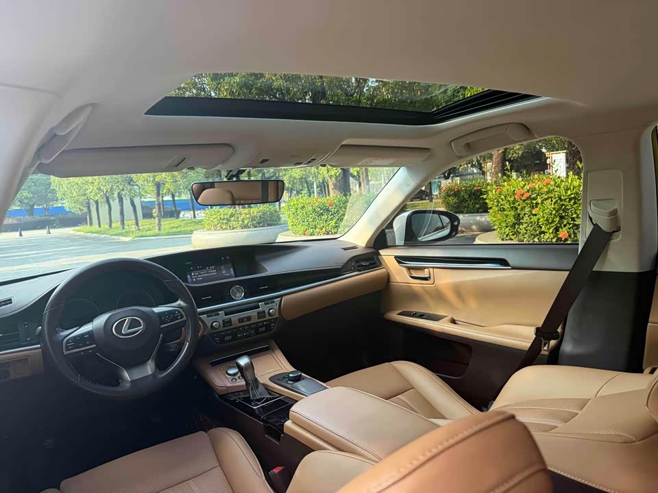 Lexus ES