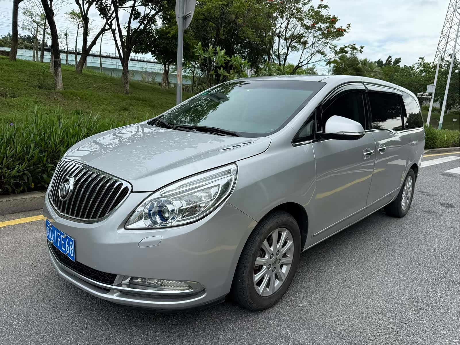 Buick GL8, 2012 1