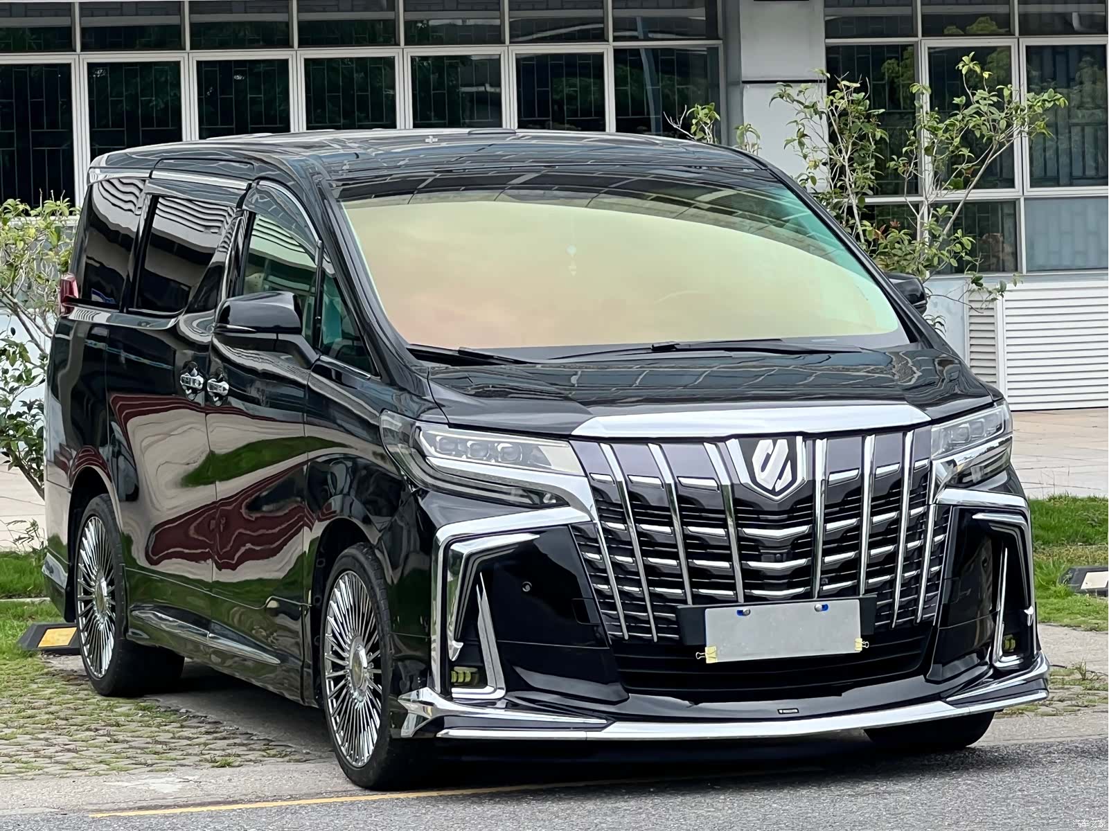 Toyota Alphard, 2017 3